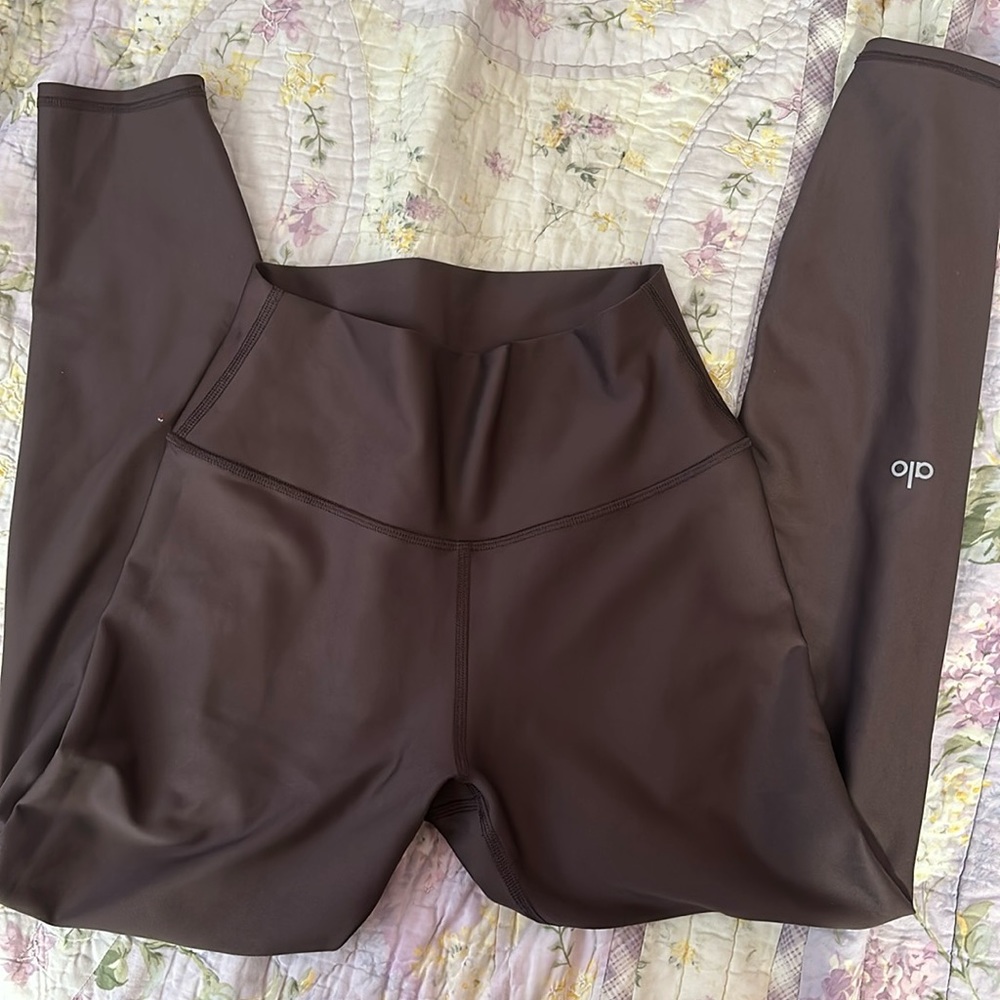 Size medium Alo brand high-waist airbrush legging nice color